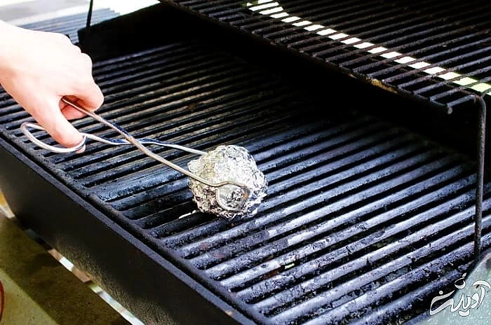 تمیز کردن باربیکیو با آب داغ و فویل تمیز کردن باربیکیو